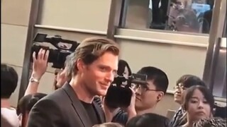 Không ai có thể cưỡng lại sức hấp dẫn của chàng hipster người Anh Henry Cavill