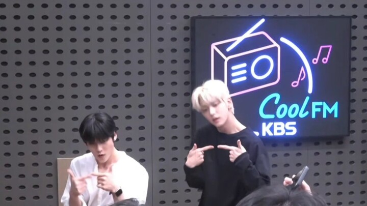 Quá trình ghi hình thử thách vũ đạo ca khúc mới của tiền bối Choi Soobin và Lee Minhyuk tại buổi phá