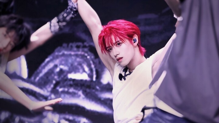 Saya bangun dengan sangat keras dan melihat panggung terbakar - rekaman langsung panggung "16 Shots"