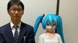 Otaku Jepang memposting foto setelah menikah dengan Hatsune selama satu tahun: "Dia tidak akan berse