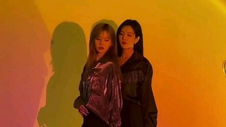 Qingqing and BaiBai are dancing to Trouble Maker!