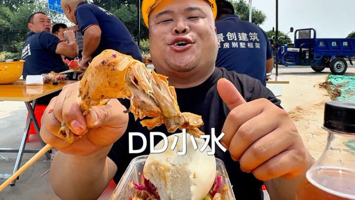 Paha ayam besar dan aneka hidangan dingin yang saya buat hari ini, mereka sangat menikmatinya, saya
