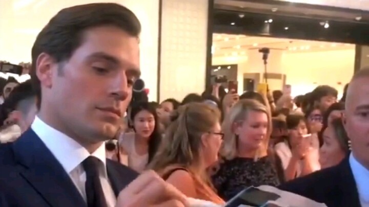 “Ai có thể từ chối Henry Cavill?”