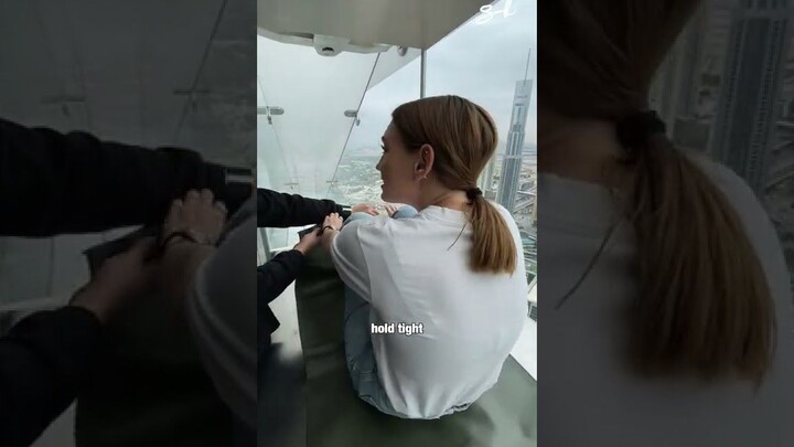 جرب الشريحة الزجاجية الأكثر رعبًا في العالم واشعر وكأنك على وشك الانفجار في أي ثانية!