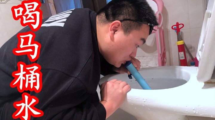 Menepati janji! Minum air toilet pakai sedotan hidup, mulai hari ini panggil saya “Kakak Toilet”