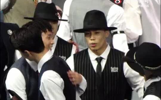 Tonton semua video Wang Yibo! Sosok Bodi!!! Foto Wang Yibo saat menari jalanan