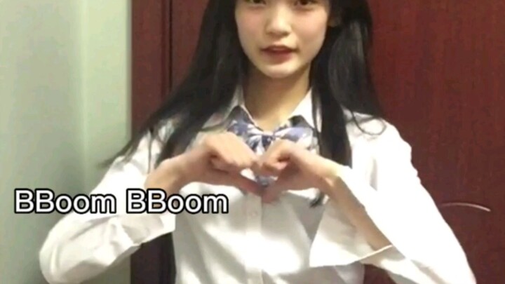 Biarkan gadis sekolah menengah membawa Anda kembali ke tahun 2018! Berdansa mengikuti lagu BBoom BBo