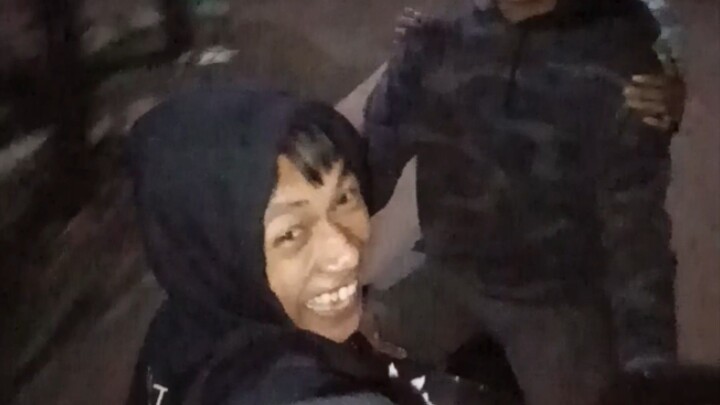 Duduk di Spakbor motor ngakakk