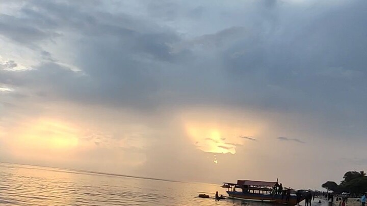 sunset yang begitu indah di sore hari pantai