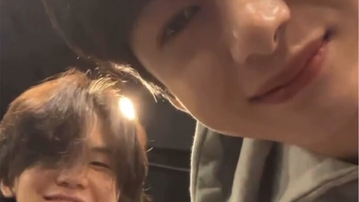 Thành viên ngoài SVT nhưng lại có màn xuất hiện chung khiến ai cũng phải kinh ngạc