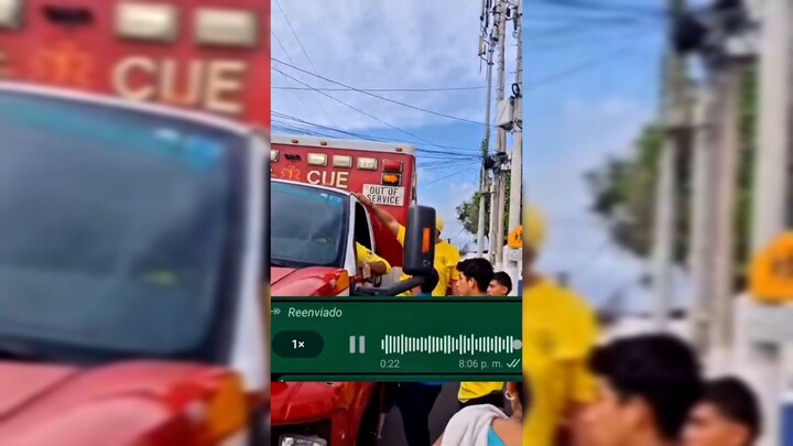 ambulancia transitó entre padres de familia y menores, generando indignación ent