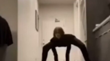 Sau khi xem xong, biểu cảm dần trở nên nghiêm trọng...