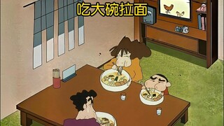 小新一家差点撑破肚子了，为了免单去挑战特大碗拉面