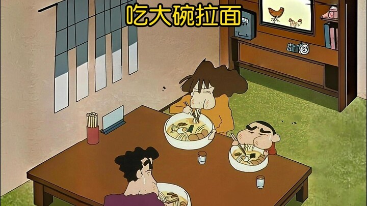 小新一家差点撑破肚子了，为了免单去挑战特大碗拉面