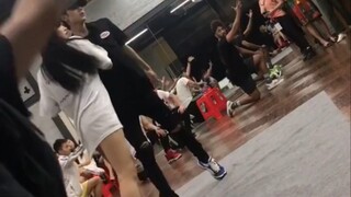 【博潇】不记得发没发过了  但我真的好喜欢练习室版 内娱没有第二对男女合作跳舞能成这个样子了 很可惜你们不可能再合作舞台了 也就再也看不到这样有力量感的舞台了