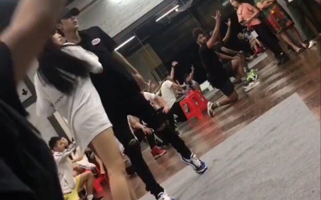 【โบ๋เซียว】จำไม่ได้ว่าเคยโพสต์ไปหรือยัง แต่ฉันชอบเวอร์ชันห้องซ้อมจริงๆ วงการบันเทิงจีนไม่มีคู่ชายหญิง