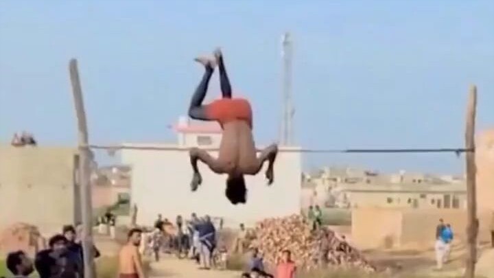 การแข่งขันกระโดดสูงพื้นบ้านในปากีสถาน เท้าเปล่ากระโดดได้สูงอย่างน่าทึ่ง ชาวเน็ตบอกว่าปากีสถานก็มีของ