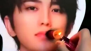 Đưa điếu thuốc cho Kun Kun