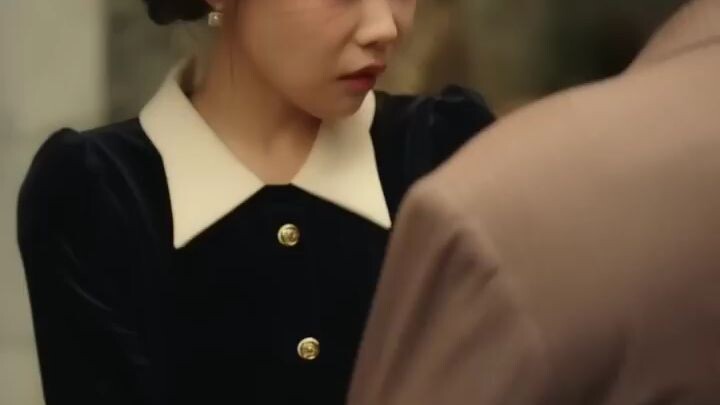 Dipaksa menikah dengan pria tua kaya,ia putus demi melindungi kekasihnya.Delapan tahun