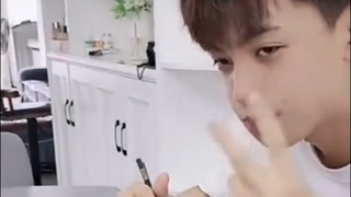 妈妈晒出刚高考完的两个儿子，早上不想起来 晚上不想睡觉，“这么帅的儿子你居然有两个！” #颜值 #儿子