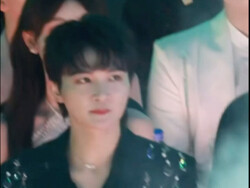 After squinting three times, the nearsighted Xiao Shen finally confirmed that it was his own light s
