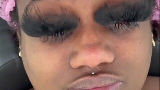 أكثف رموش صناعية رأيتها على الإطلاق، لدرجة أن الجلوس قبالتها قد يجعلك تصاب بالزكام من هبوبها...