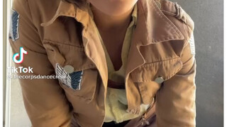[Attack on Titan] Hanji cosplay dance recreates a classic scene from a stage play a few years ago