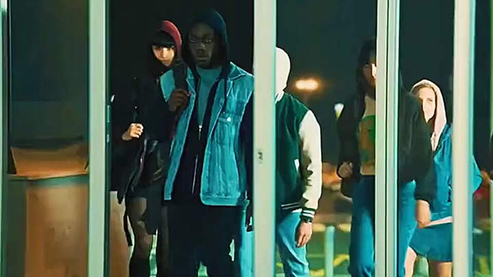 นักอนุรักษ์สิ่งแวดล้อม 6 คนฉวยจังหวะที่ห้างเฟอร์นิเจอร์ใกล้เลิกงาน แอบลอบเข้าไปเพื่อทำลายข้าวของ!