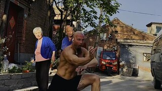 这是真功夫！来自大爷的认可，事实证明，串胡同有助于中长跑，小孩哥第一名。