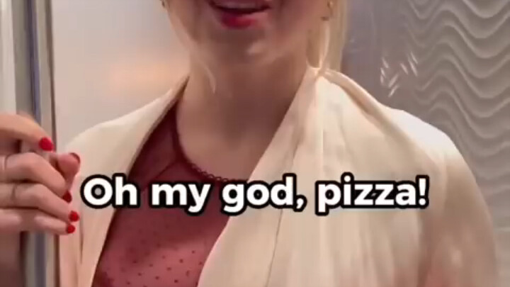 هذه البنت غريبة الأطوار وبيحاول تاكل بلا ما يدفع!