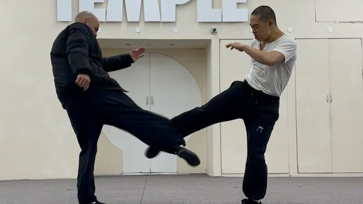 Giống không, chỉ ba phần giống thôi! Cùng con trai và em trai tri ân người anh hùng chung của chúng 