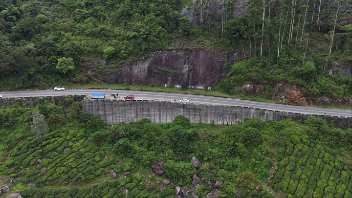 কেরালার মুন্নারের চা বাগানের অসাধারন ড্রোন ভিডিও