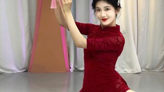 "Xiaoyao" cheongsam fan dance/I bring a pot of wine~ Jiaoqiao yyds! Our Chinese dance is beautiful! 