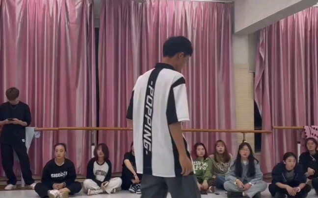 นักร้องหน้าใหม่คนนี้เขาทำป๊อปแบบนี้ต่อหน้าคนในคลับจริงๆ เหรอเนี่ย! !?