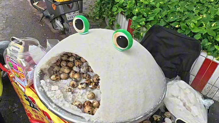 Bán trứng cút rang muối ngoài chợ hôm nay trời mưa, suýt nữa thì không bán hết.