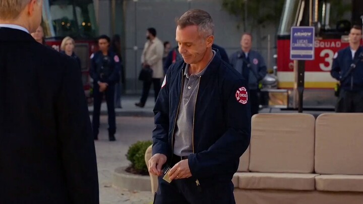 高分美剧《芝加哥烈焰》消防员点燃沙发，给家具厂老总上了一课