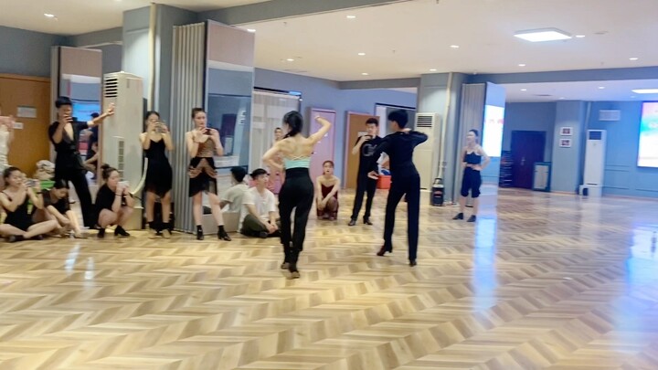 عرض توضيحي لعد الإيقاع في السامبا من الخلف