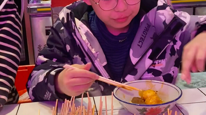 Wearing a backpack and showing up at my place—do you really think you’re a guest??