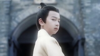 Cậu bé mười hai tuổi này đã thống trị kỳ nghỉ hè! Bảy bộ phim truyền hình liên tiếp! Thật tuyệt vời!