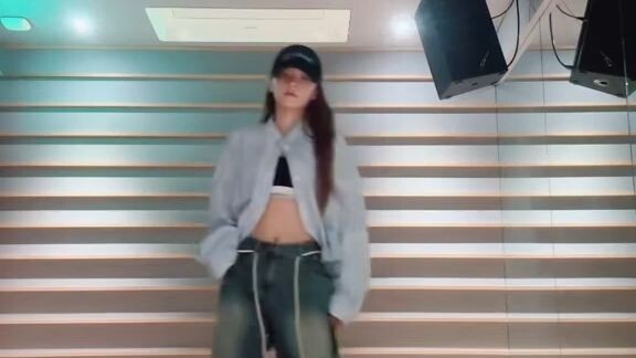 Yeji dancing to SUPER by Seventeen #itzy