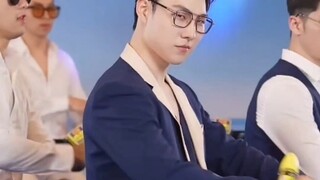 这放在整个直播界也是相当炸裂的！椰树老板是真听劝啊，西装安排上了