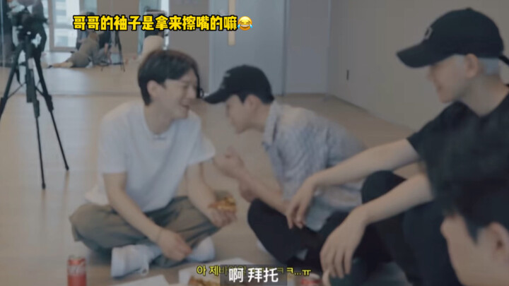 Xunxun: Big bro uses his sleeve to wipe his mouth~(￣▽￣～)~