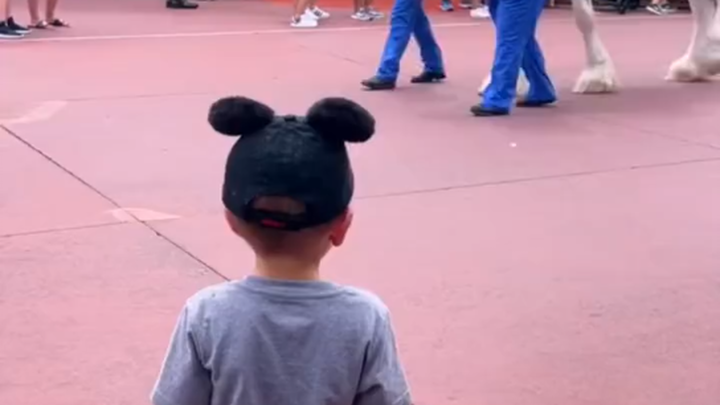 每看到一位公主，都会脱帽行礼