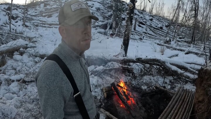 No tent, No sleeping bag - Extreme Winter Survival Camping (0F/-18C)