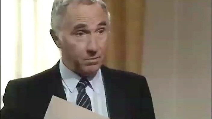 【是,首相】要不驱逐76个苏联外交官来转移那帮媒体的注意力？