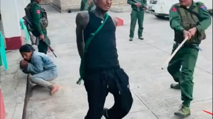 تم القبض على لصين من قبل جيش التحالف، وعُوقِبا بضربات قاسية على مؤخرتيهما #جيش_التحالف #MNDAA