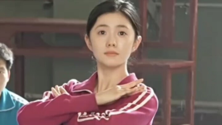 Let’s take a look at Liu Haocun’s progress in mastering the “lying fish” pose—it’s truly beyond most