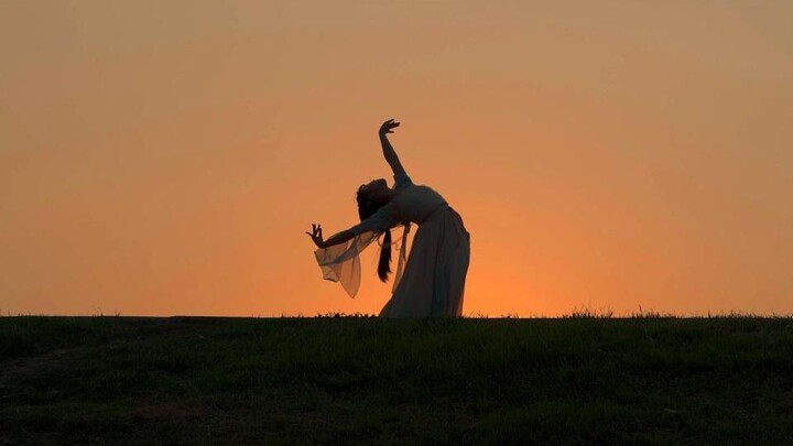 Aku menari tarian ini hanya untukmu. |.Matahari terbenam yang indah |