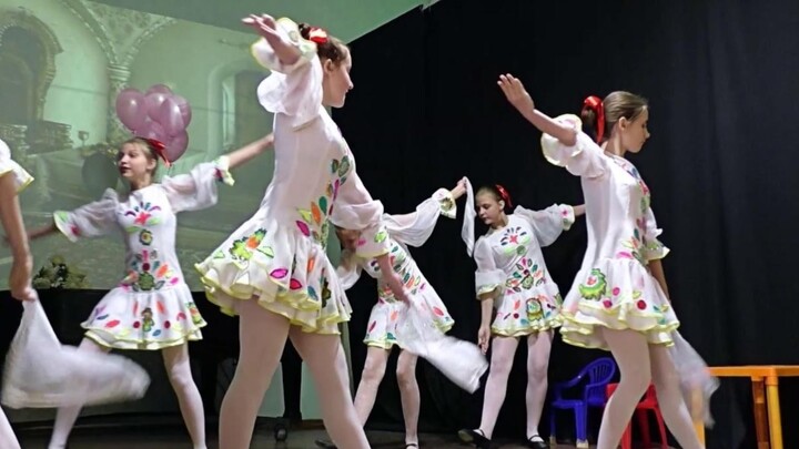 “Moscow Square Dance” – the full, unedited version; the fluttering handkerchiefs are absolutely stun