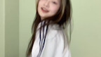 Gadis cantik berjalan seperti